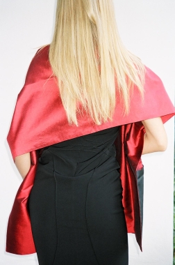 Scarf with pockets ruby red - black