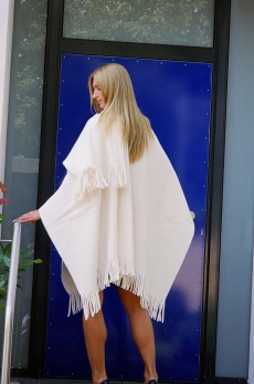 Poncho cape of fleece, white